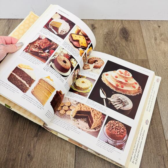 Vintage 1980 The Good Housekeeping Illustrated Cookbook Zoe Coulson Hardcover - Picture 6 of 7